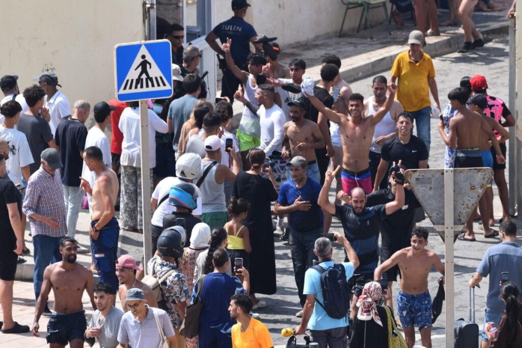 Comercios De Ceuta Cierran Sus Establecimientos Ante La Invasi n Comercios De Ceuta Cierran Sus Establecimientos Ante La Invasi n