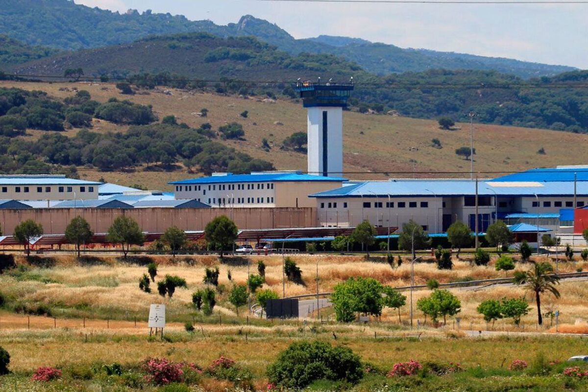 Detenido un preso marroquí por agredir con patadas, puñetazos y mordiscos a tres funcionarios de la cárcel de Botafuegos (Algeciras) y herirles de gravedad