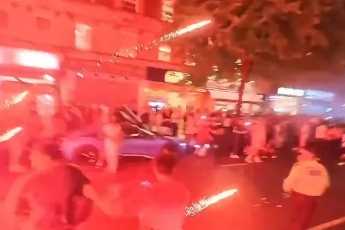 Europa arde tras la eliminación de Marruecos: disturbios de los hinchas, ataques a policías, fuegos artificiales, bengalas y destrucción de mobiliario
