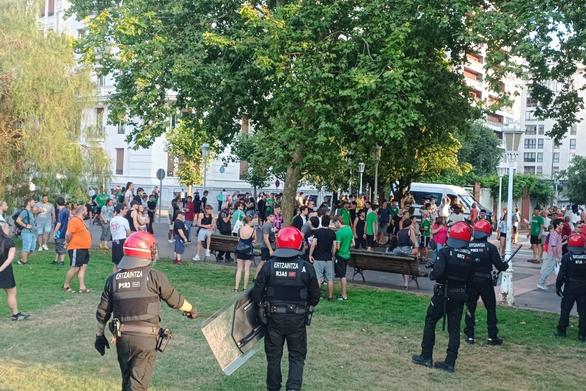 Batasunos increpan a los asistentes e intentan derribar la pantalla gigante en Bilbao para ver la final del Mundial