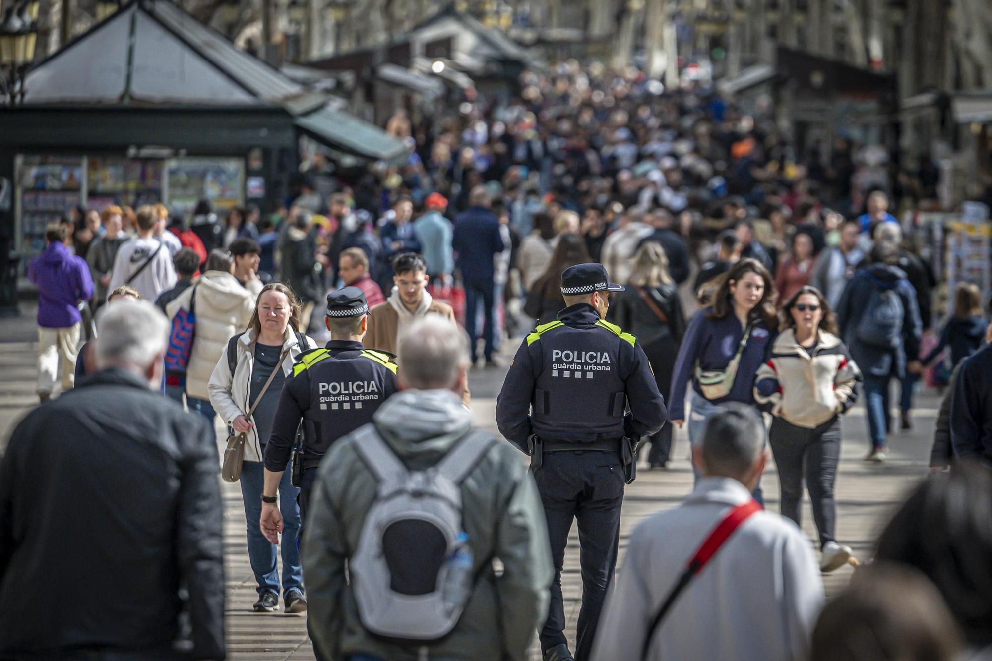 La inmigración masiva convierte Barcelona en una ciudad sin ley: sólo dos de cada diez denuncia a la policía cuando es víctima de un delito