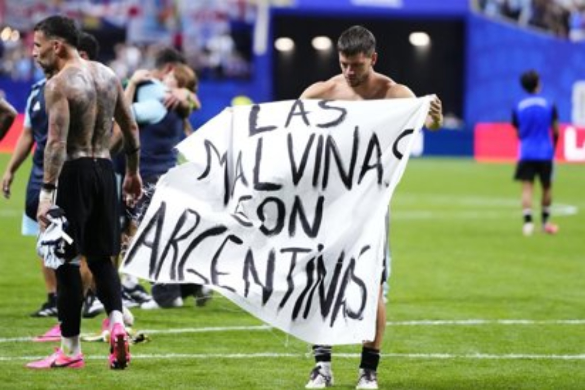 Argentina se expone a una sanción de la FIFA por una pancarta sobre las Malvinas tras eliminar a Inglaterra