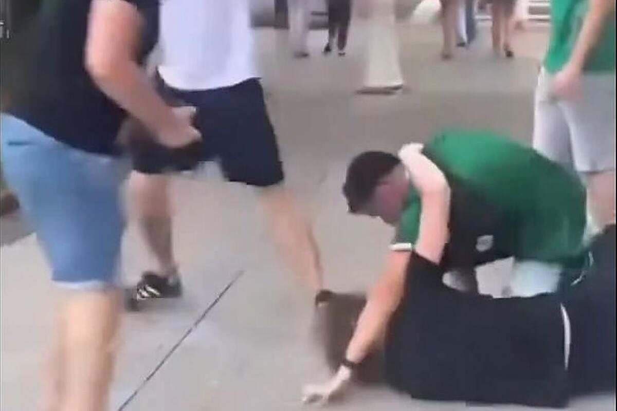 Brutal agresión a un aficionado de La Roja en plena Gran Vía de Bilbao: puñetazos y hasta una patada en la cabeza por llevar una bandera de España