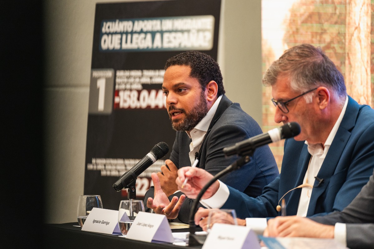 Ignacio Garriga (VOX) reitera que las políticas migratorias impulsadas durante décadas por el PSOE y el PP ponen en riesgo el Estado de bienestar y «saturan» todos los servicios públicos