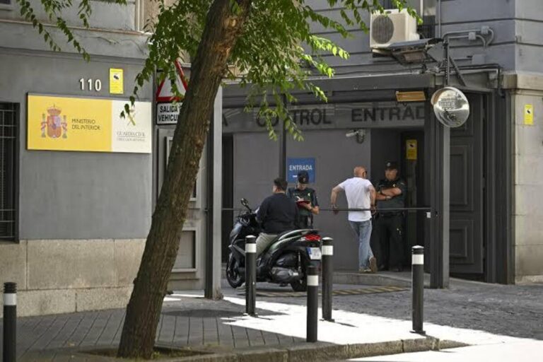 La Guardia Civil sufre una caída general de sus sistemas informáticos en toda España el día que imputan a su directora por las cloacas del PSOE