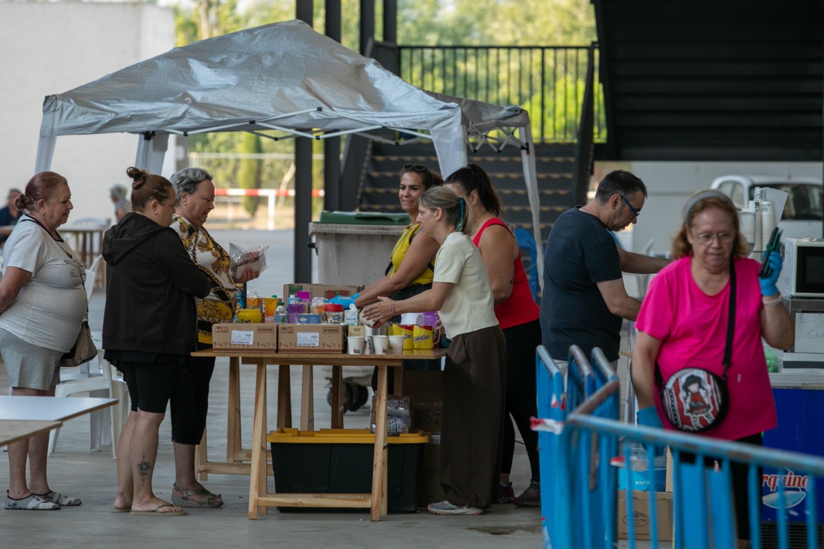 Familias españolas duermen en la calle y no reciben ni comida ni bebida tras ser desalojadas por los incendios: «No sé ni si podré volver»