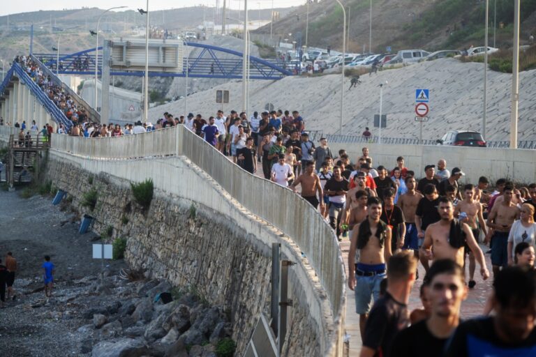 Un experto próximo a Rabat afirma que Marruecos conocía los movimientos hacia Ceuta y había alertado previamente a las autoridades españolas