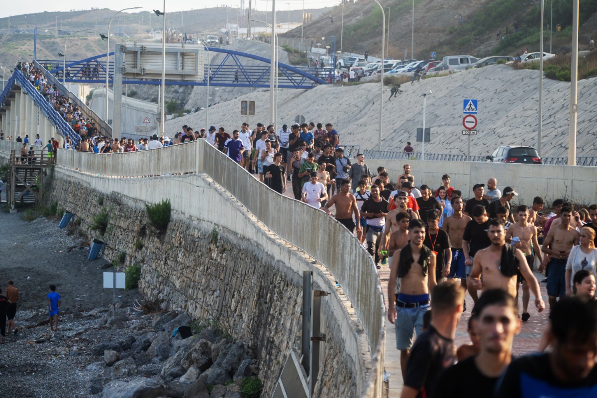 Los ceutíes, desolados ante la invasión de casi 50.000 inmigrantes ilegales: «Están acosando y robando. Me siento una ciudadana masacrada y entregada al enemigo»