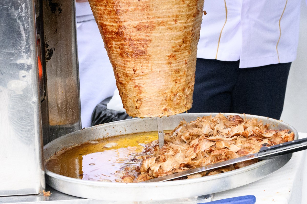 Condenan por fraude alimentario a uno de los principales fabricantes de kebab del Reino Unido por usar carne de cabra, pieles y distintas grasas