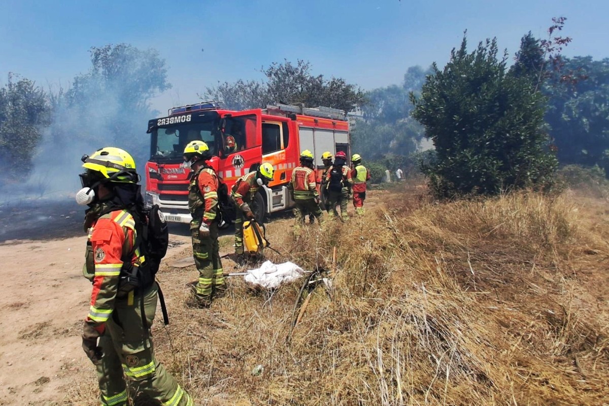 Desalojados 16 municipios por el incendio declarado en la localidad castellonense de Vall de Uxó