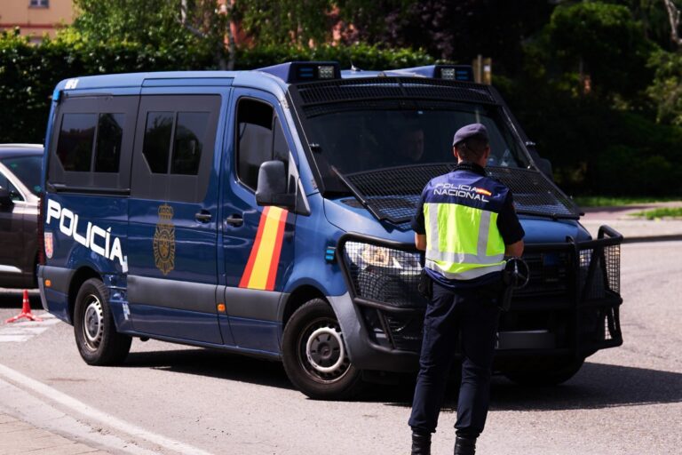La Policía detiene en Alicante al jefe de una red argelina ligada al tráfico de personas por secuestrar a punta de pistola a varios petaqueros