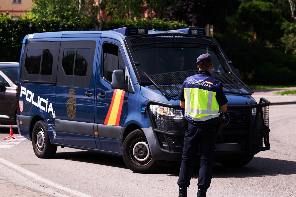 La Policía detiene en Alicante al jefe de una red argelina ligada al tráfico de personas por secuestrar a punta de pistola a varios petaqueros