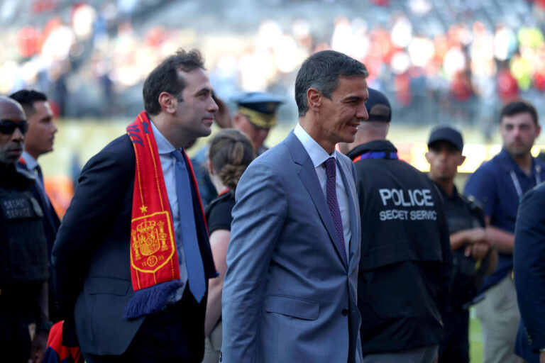 Los organizadores del Mundial tuvieron que explicar a Pedro Sánchez que no podía estar en la entrega del trofeo y aun así bajó al campo