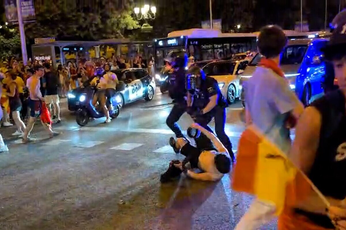 Marlaska mandó cargar a la Policía en Cibeles contra los aficionados de España que celebraron la clasificación a la final del Mundial