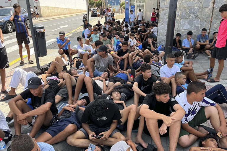 La ONG financiada por Soros ‘Save the Children’ enseña a inmigrantes ilegales adultos a negarse a hacer las pruebas de edad y quedarse como menas