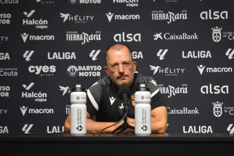El entrenador del Ceuta llora ante el abandono del Gobierno de Sánchez: «Esto es catastrófico, estoy muy decepcionado con mi país»