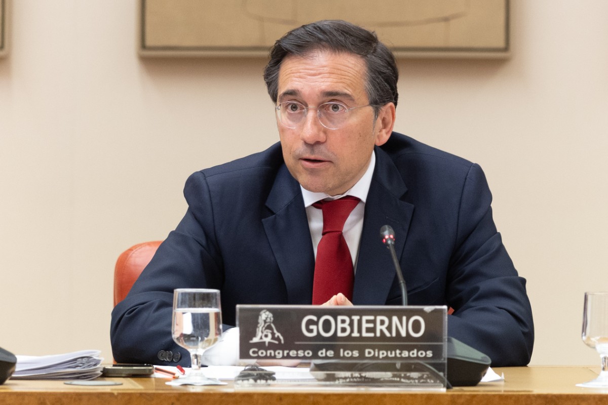 Albares dice ahora que el detonante de la invasión de Ceuta fueron las redes sociales, y culpa a «Elon Musk, Rusia y la internacional reaccionaria»