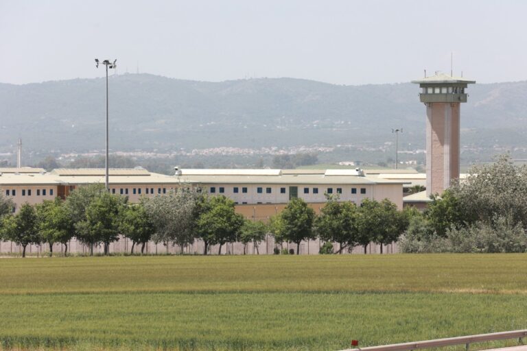 Un preso considerado muy peligroso lesiona a dos funcionarios de la cárcel de Alcolea (Córdoba) cuando le trasladaban tras recibir visita