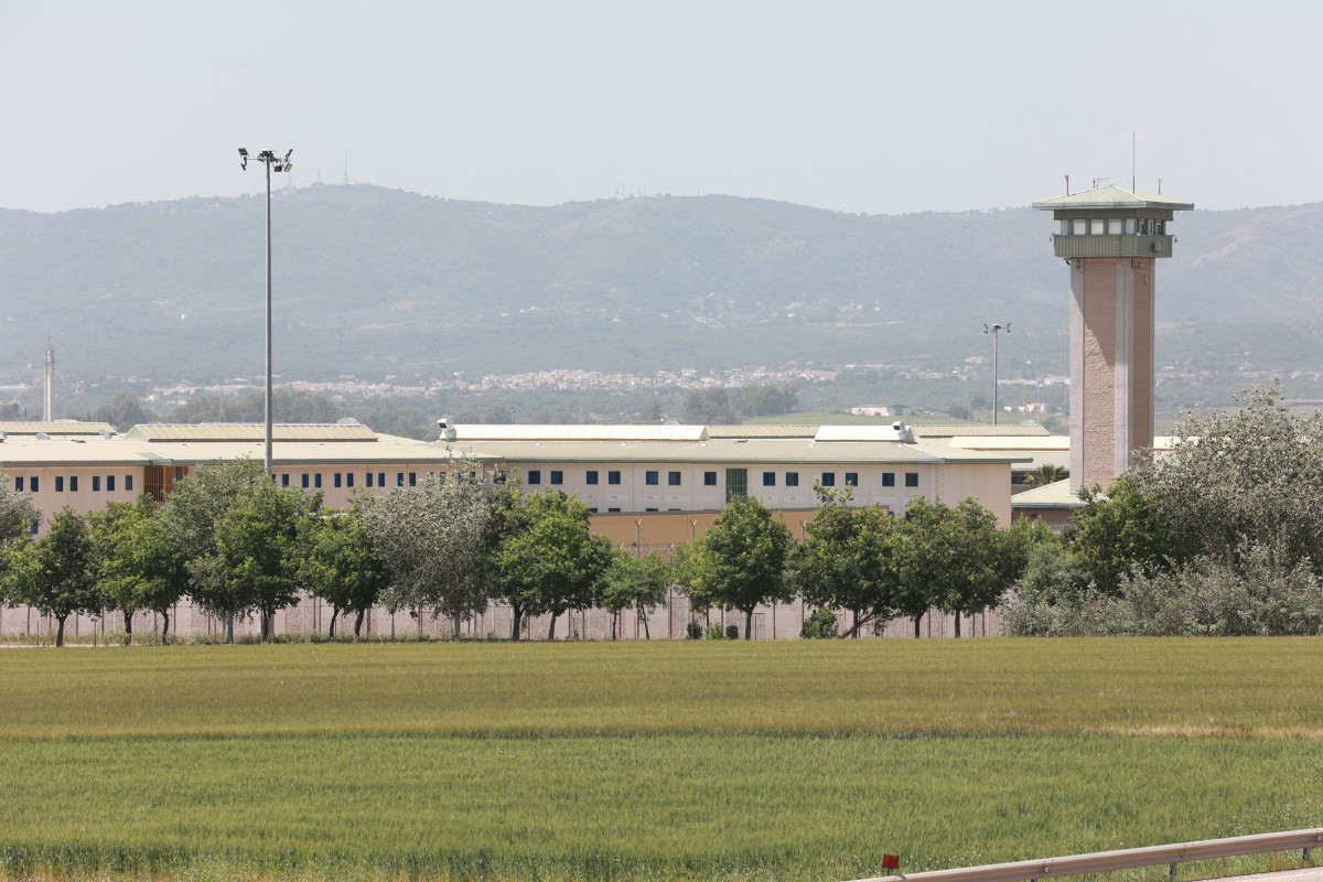 Un preso considerado muy peligroso lesiona a dos funcionarios de la cárcel de Alcolea (Córdoba) cuando le trasladaban tras recibir visita