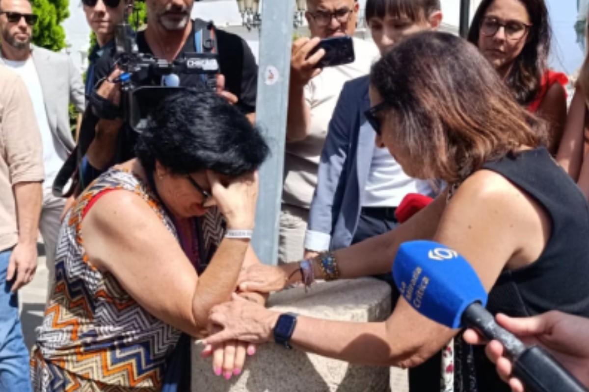 Una vecina rompe a llorar ante Robles por el abandono del Gobierno a Ceuta: «Tengo miedo, he tenido que coger un cuchillo»
