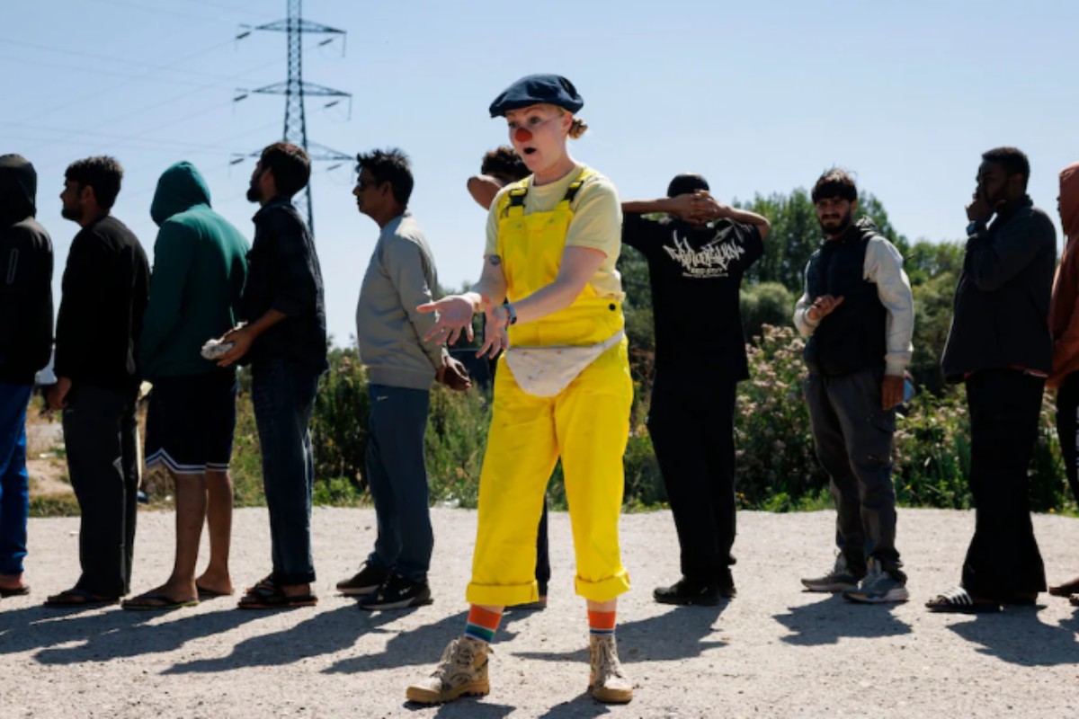El «circo» de las ONG en Calais: payasos para los inmigrantes en el campamento desde el que las mafias preparan el cruce ilegal de 2.500 personas al Reino Unido