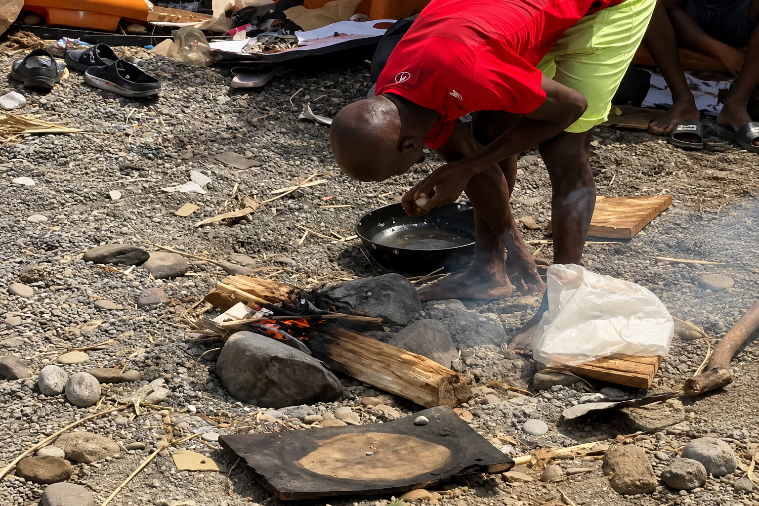 Inmigrantes ilegales preparan su comida con fogatas en la playa de Ceuta pese a que hacer una barbacoa está multado con casi 500 euros para los españoles