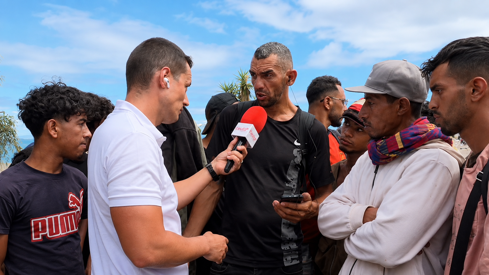 Un inmigrante que acaba de entrar en Ceuta desvela que estuvo en prisión y fue deportado de España por «mala conducta» y tráfico de drogas