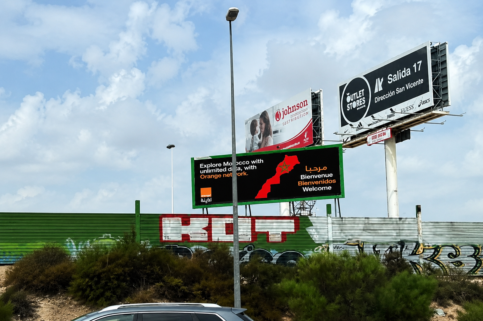 Orange coloca en plena autopista dirección Valencia un cartel con un mapa que sitúa Ceuta y Melilla como parte de Marruecos
