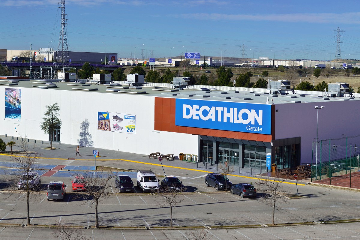 Violento asalto en Getafe: varios encapuchados armados con hachas asaltan un Decathlon amenazando a clientes y empleados