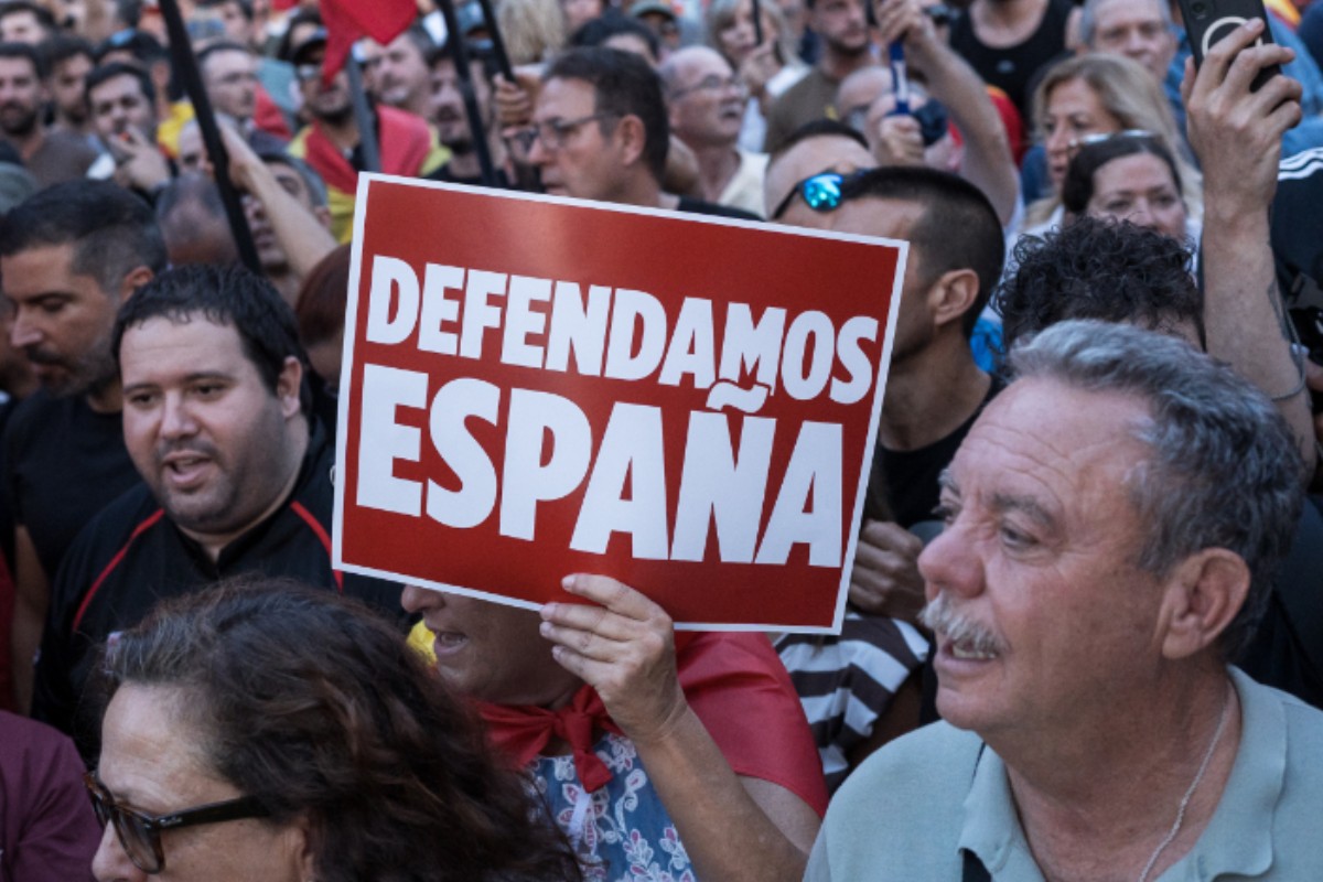 Manifestantes se concentran ante la Embajada de Marruecos en Madrid por la invasión en Ceuta: «España es cristiana, no musulmana»