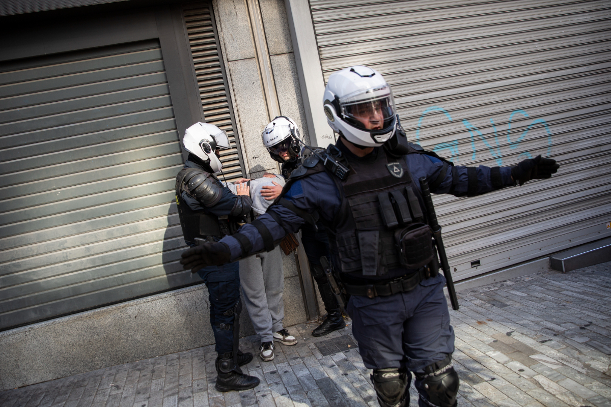 Pedradas, destrozos y fuga masiva: inmigrantes revientan la valla de un centro en Grecia y se enfrentan a la Policía