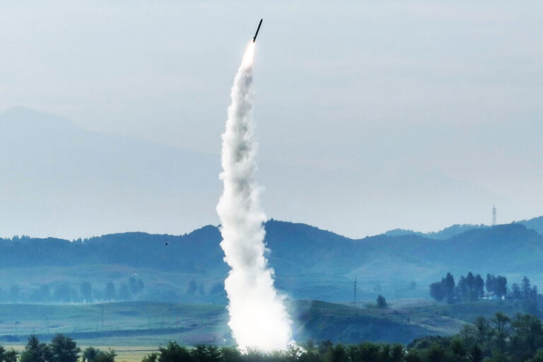 El régimen comunista de Corea del Norte desafía de nuevo a Occidente y lanza una decena de misiles balísticos hacia el mar de Japón