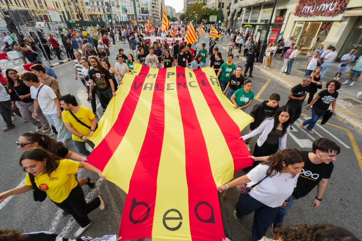 Una entidad catalanista subvencionada con 110.000 euros por la Generalitat anima a denunciar a los comercios que no atiendan en valenciano