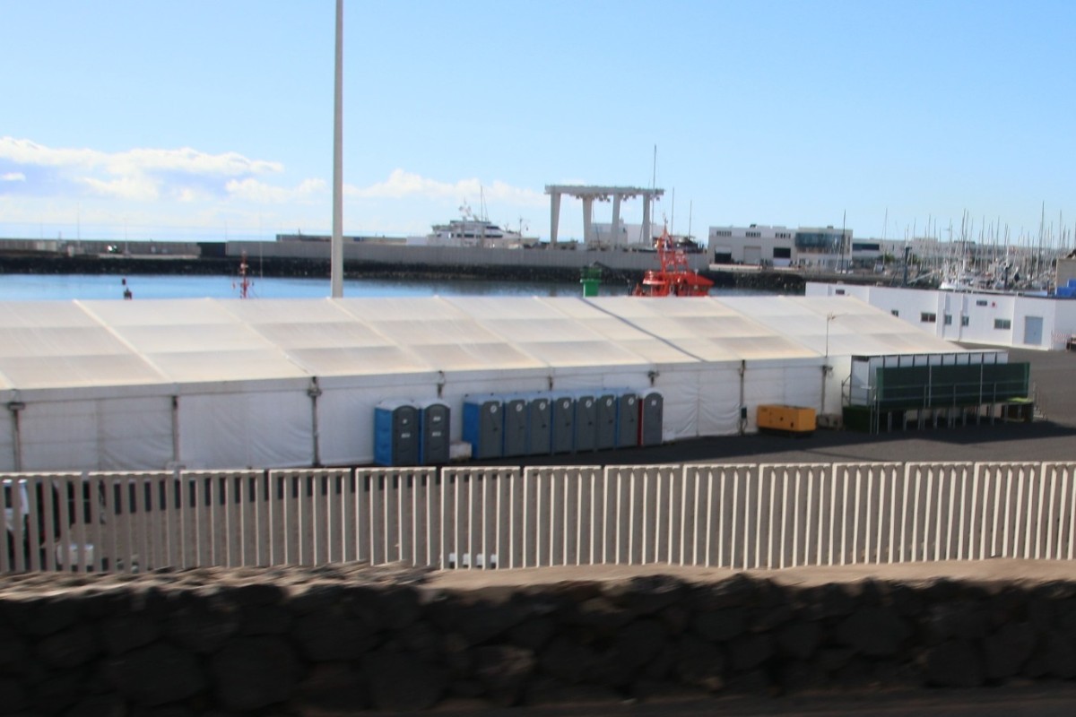 El Gobierno de Sánchez instalará carpas en Ceuta para alojar a 1.500 inmigrantes ilegales tras la invasión