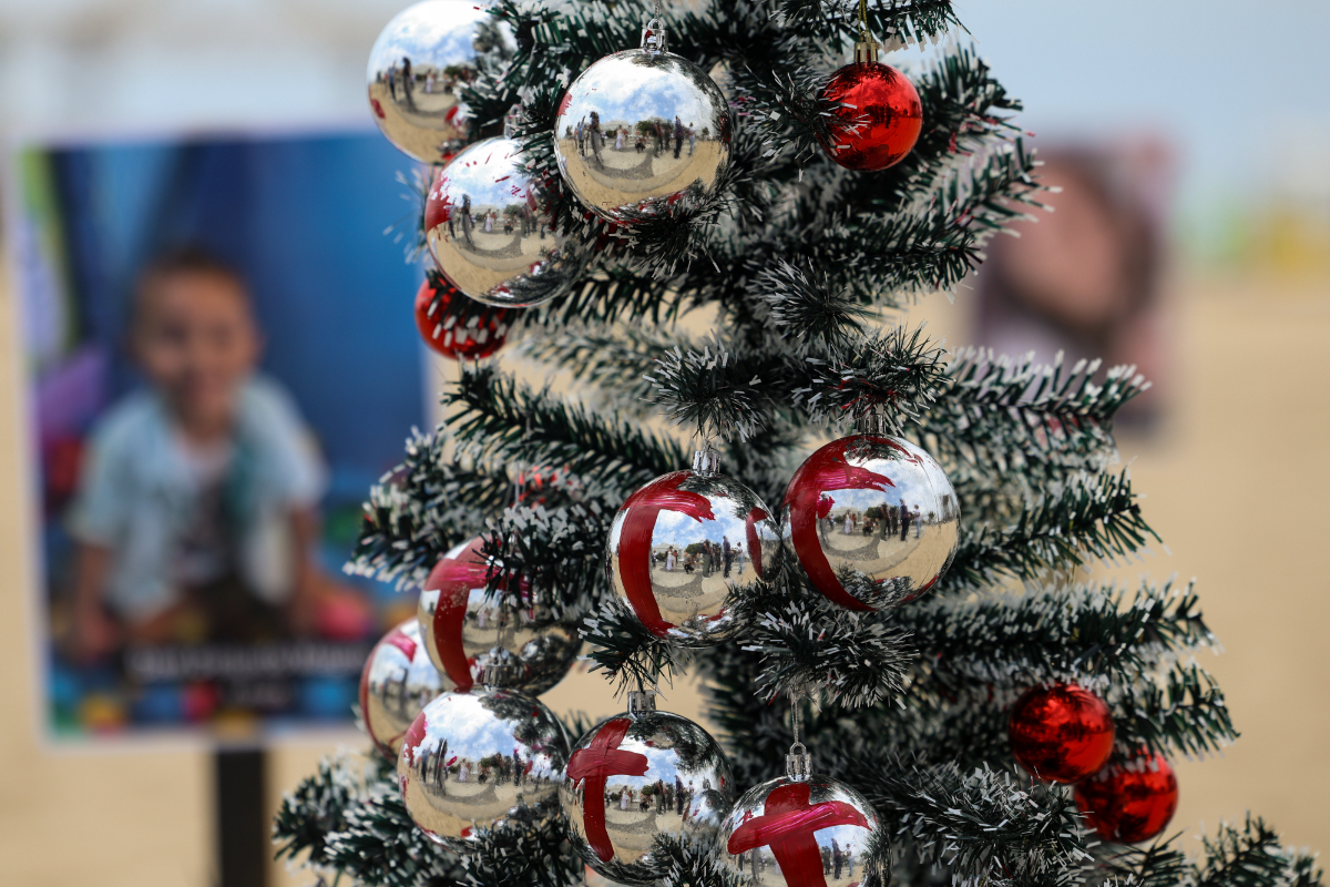 Condenan en Alemania a un jardinero que puso un árbol de Navidad en una guardería que lo había rechazado por «inclusividad»