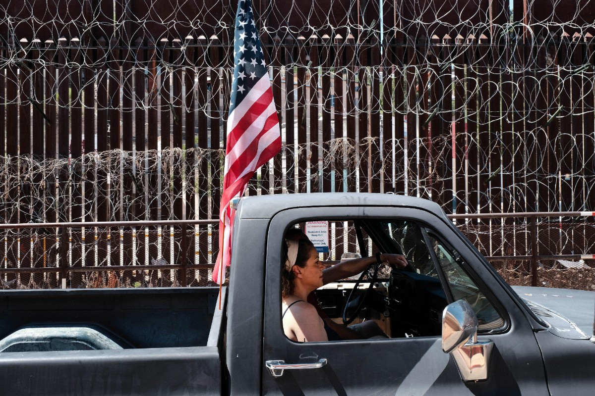 EEUU reanuda la construcción de un muro de 100 kilómetros en la frontera con México: «Cerrará uno de los corredores de contrabando y tráfico más peligrosos»