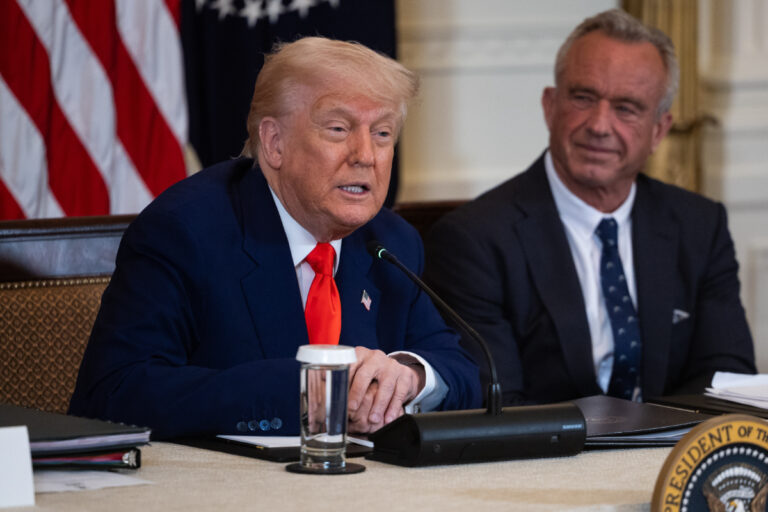 Trump firma una orden para reformar las vacunas infantiles y ordena investigar las causas del autismo