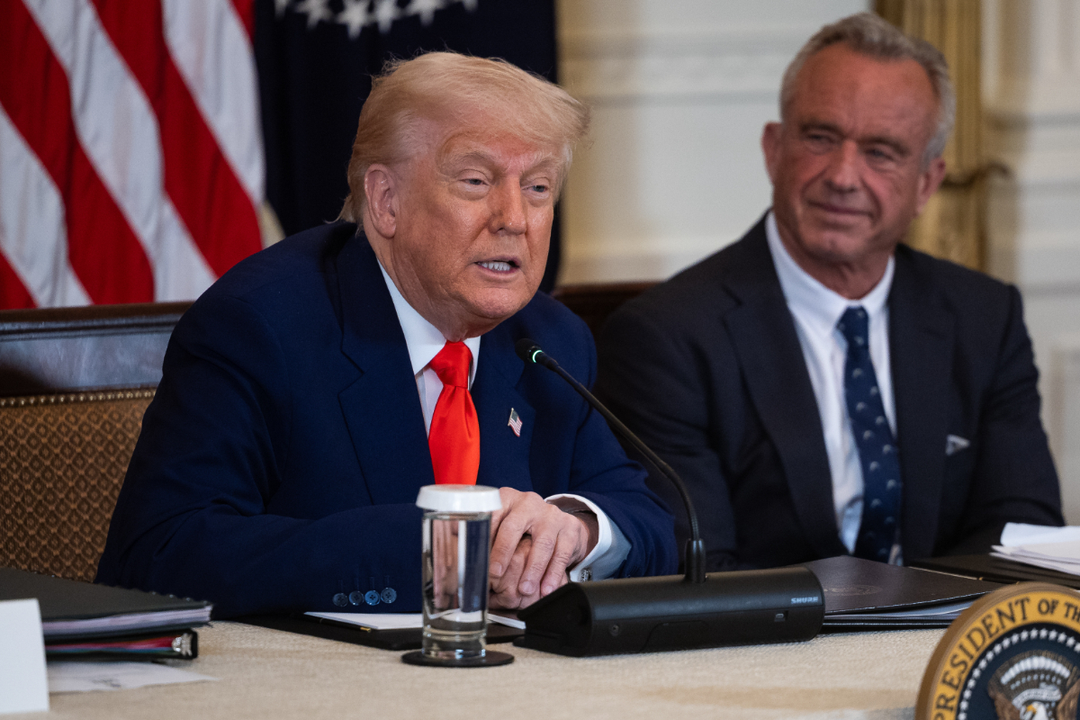 Trump firma una orden para reformar las vacunas infantiles y ordena investigar las causas del autismo