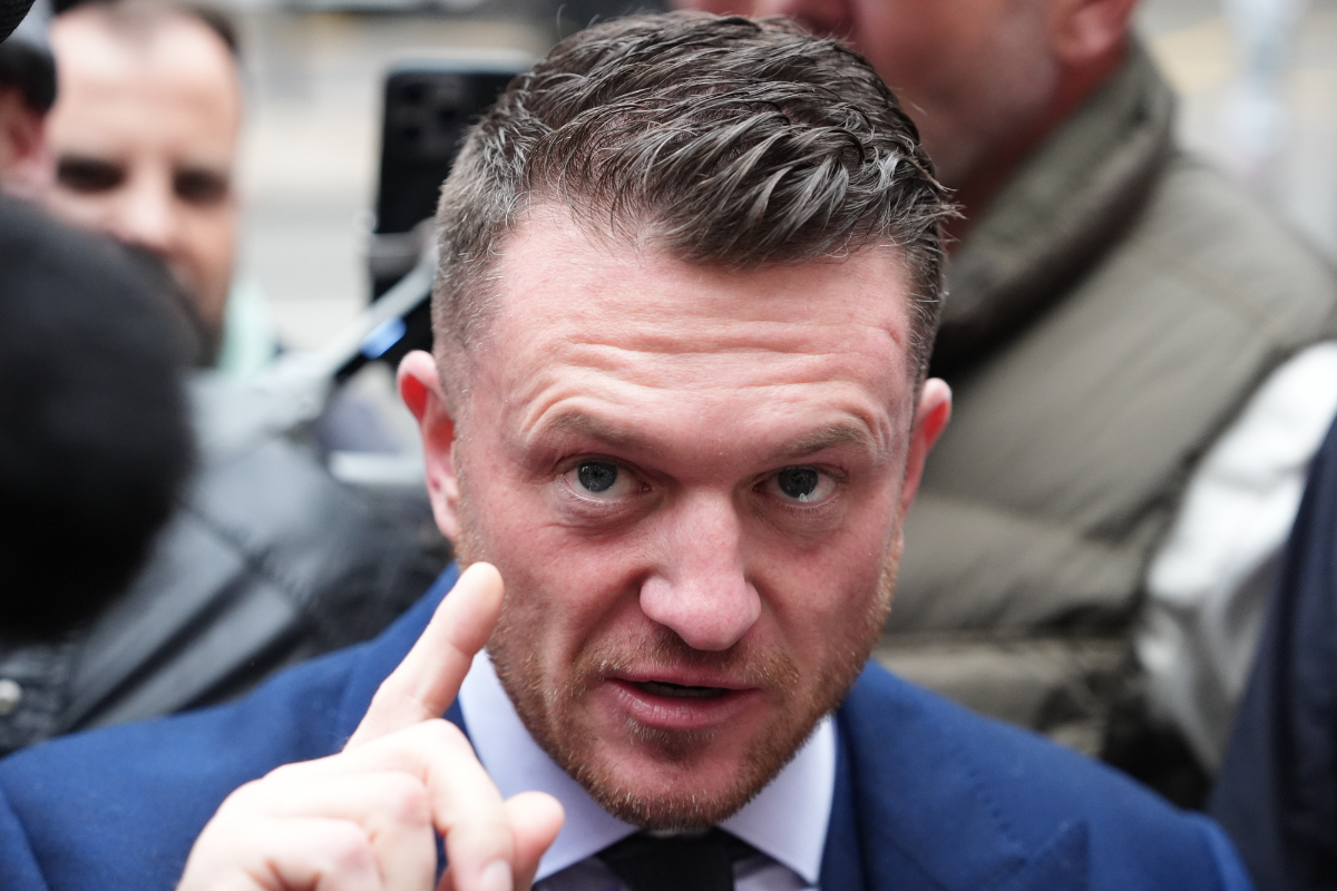 Una musulmana amenaza al soberanista Tommy Robinson durante un debate en la Universidad de Oxford: «Sin seguridad estarías acabado»