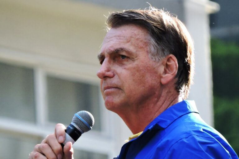 El Supremo de Brasil autoriza a dos de los hijos de Jair Bolsonaro a visitarle pero les prohíbe abordar «temas políticos» con el exmandatario