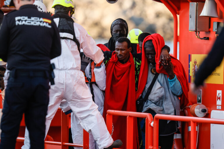 Nueva oleada de la invasión migratoria sobre Canarias: 241 inmigrantes llegan en tres pateras cerca de Lanzarote