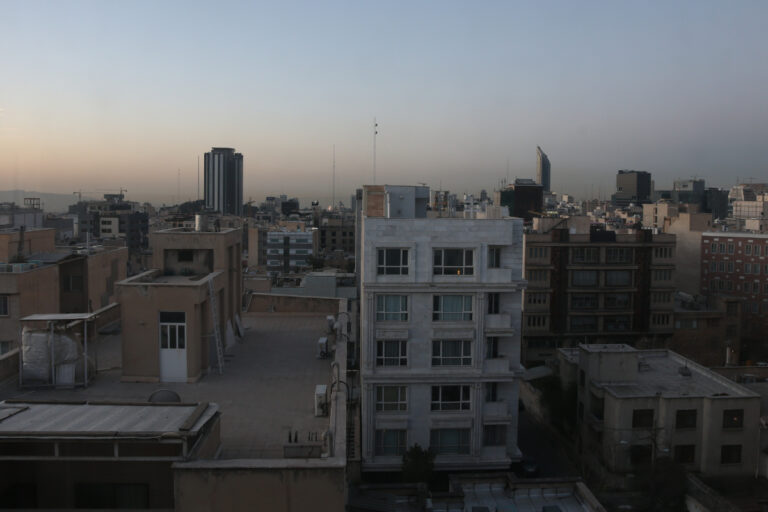 La economía de Irán se hunde: los alimentos se disparan hasta un 400% y crece el temor al colapso