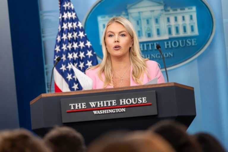 Trump anuncia la salida del cargo de la portavoz de la Casa Blanca, Karoline Leavitt