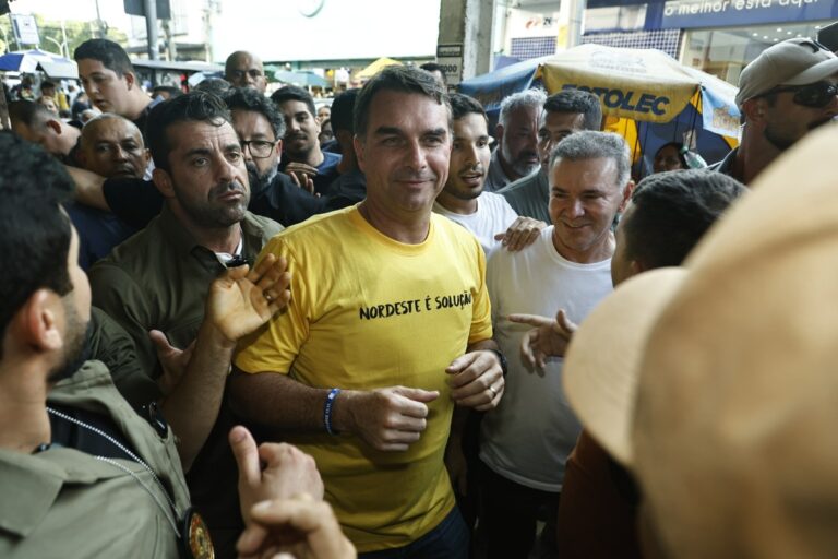Flávio Bolsonaro anuncia que amnistiará a su padre al llegar a la presidencia de Brasil: «El juicio en su contra fue una gran farsa»