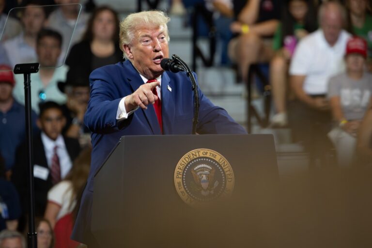 La Administración Trump redobla esfuerzos para poner coto al «turismo de nacimiento» en los Estados Unidos