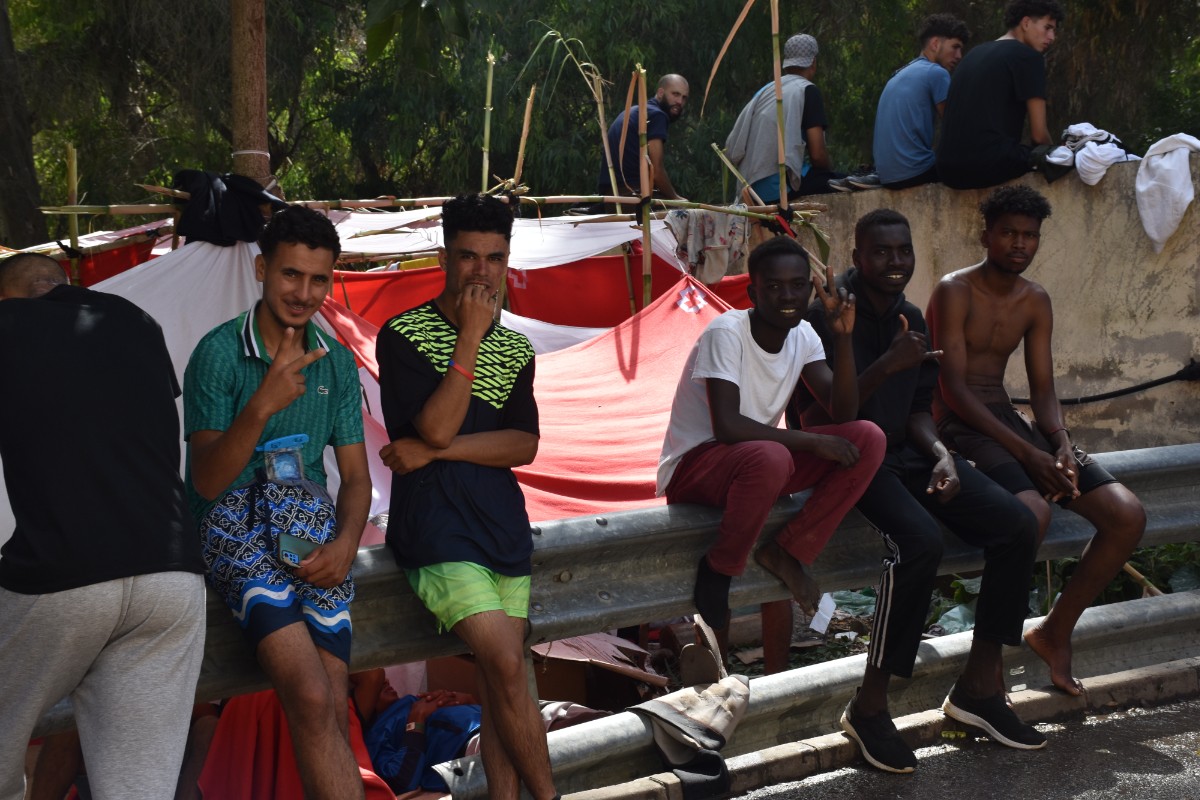 El Gobierno derivó a la Península a más de 800 inmigrantes ilegales del CETI de Ceuta durante los tres meses previos a la invasión