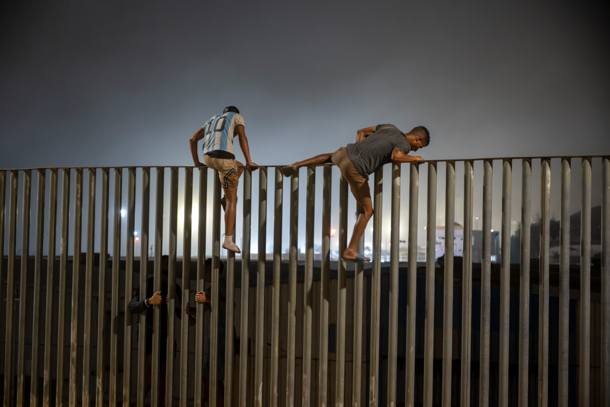 Las redes que alentaron las invasión migratoria a Ceuta se ocultan ahora en grupos de empleo para esquivar la vigilancia