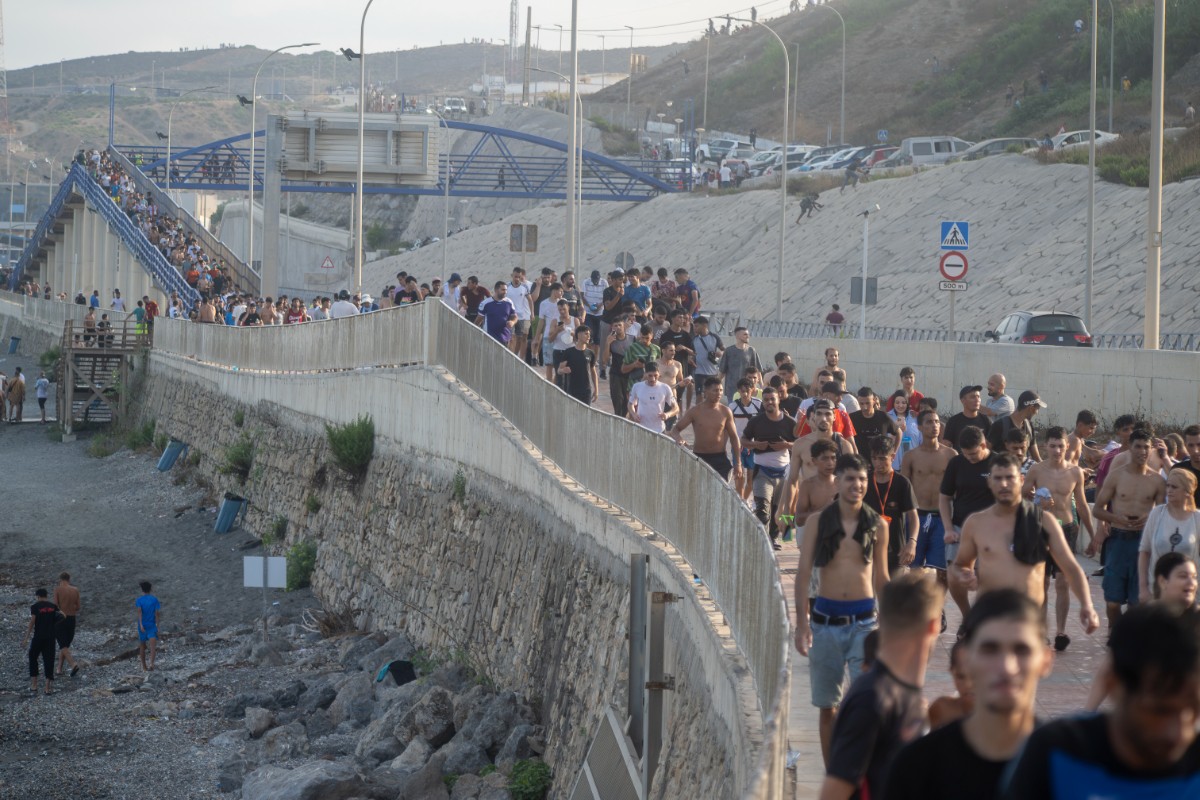 Un militar estadounidense destinado en Rota advierte de que Marruecos utilizó la invasión de Ceuta para «evaluar la respuesta de España»