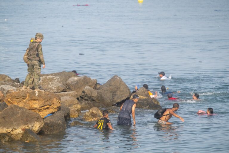 Tercer ataque en una semana contra militares españoles en Ceuta: tres marroquíes detenidos tras arrojar cócteles molotov con líquido corrosivo en el barrio de San Amaro