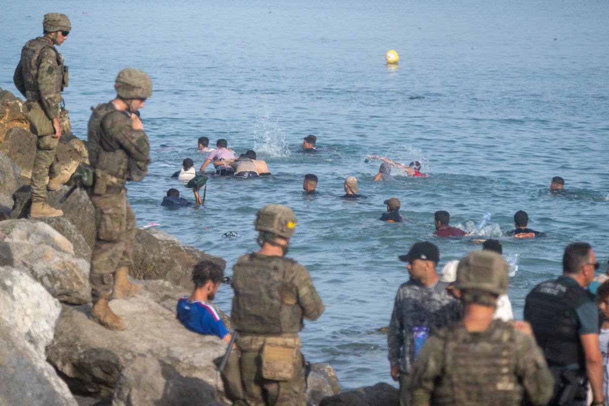 Un grupo de 40 inmigrantes ilegales marroquíes embosca en Ceuta a cuatro militares desarmados: fueron apedreados y golpeados